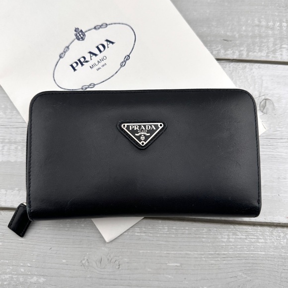 AUTHENTIC Prada wallet. Black.